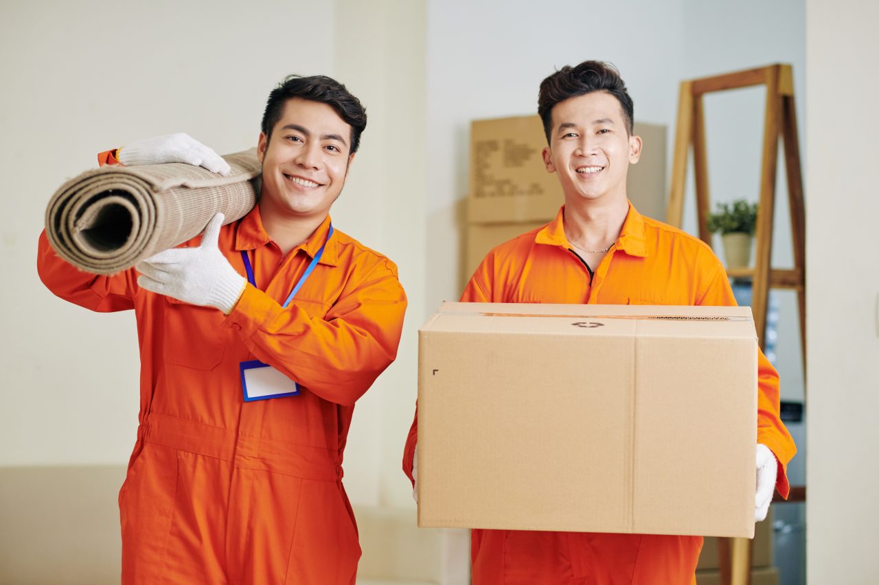 movers-carrying-carpet-and-cardboard-box-e1696398940352.jpg